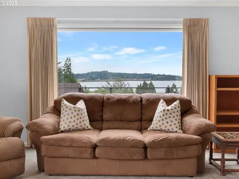 15 Auburn Avenue Astoria OR 97103