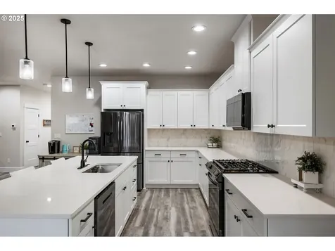 1039 NE 15th Avenue Canby OR 97013