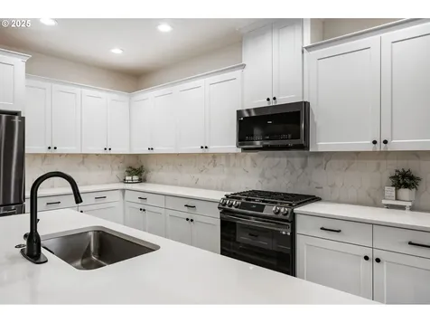 1039 NE 15th Avenue Canby OR 97013