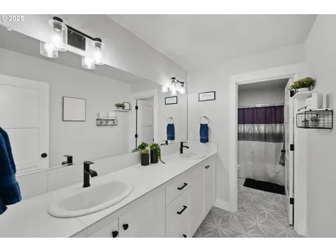1039 NE 15th Avenue Canby OR 97013