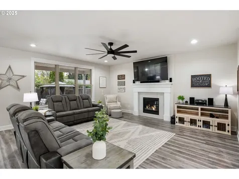 1039 NE 15th Avenue Canby OR 97013