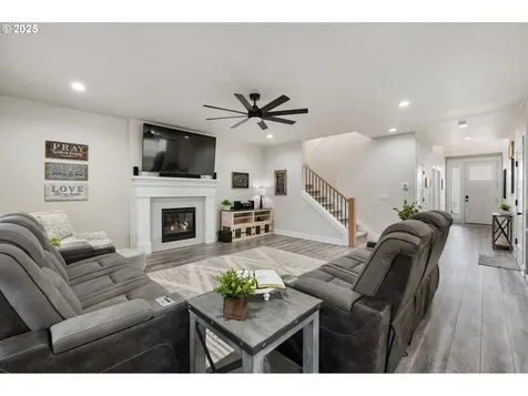 1039 NE 15th Avenue Canby OR 97013
