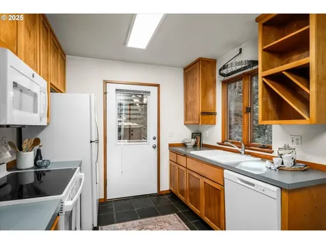 5285 Saratoga Street Eugene OR 97405