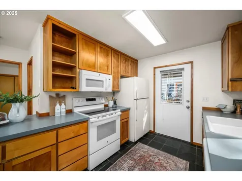 5285 Saratoga Street Eugene OR 97405