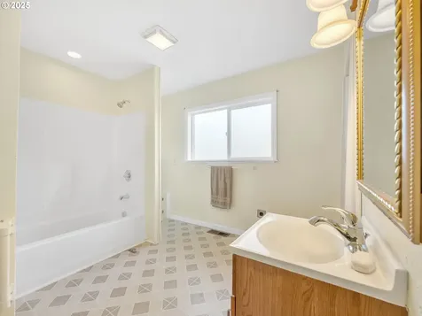 125 SW Cedar Avenue Warrenton OR 97146