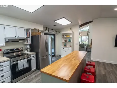 1660 NW Youngwood Court Roseburg OR 97471