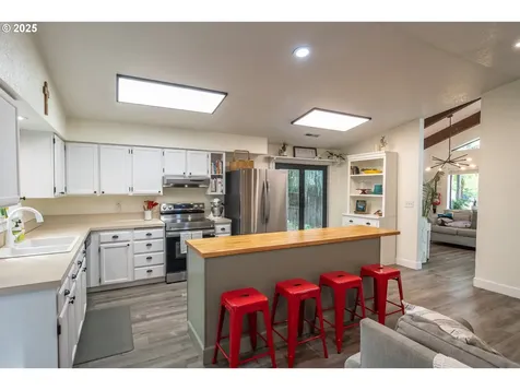 1660 NW Youngwood Court Roseburg OR 97471