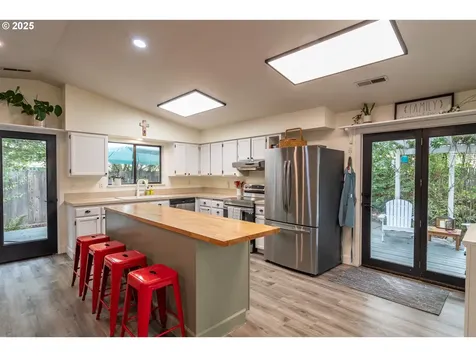 1660 NW Youngwood Court Roseburg OR 97471