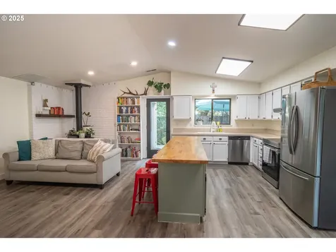 1660 NW Youngwood Court Roseburg OR 97471