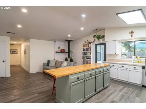1660 NW Youngwood Court Roseburg OR 97471