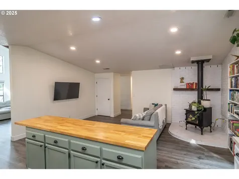 1660 NW Youngwood Court Roseburg OR 97471
