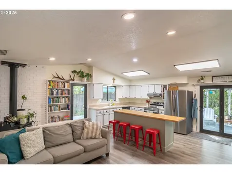 1660 NW Youngwood Court Roseburg OR 97471