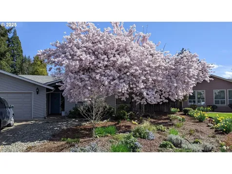 1660 NW Youngwood Court Roseburg OR 97471