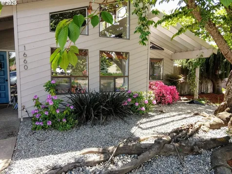 1660 NW Youngwood Court Roseburg OR 97471