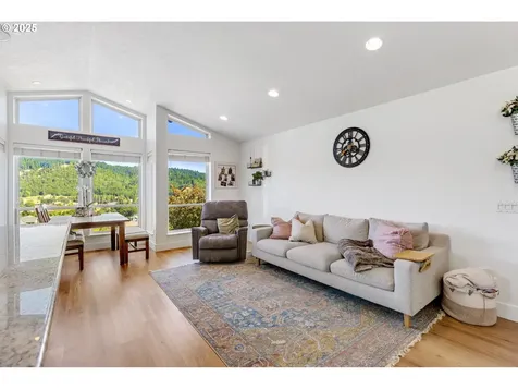 377 NW Spring Street White Salmon WA 98672