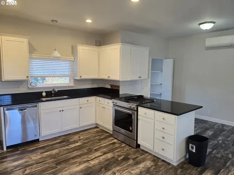 202 Adams Avenue Cottage Grove OR 97424