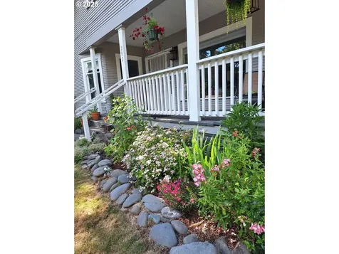 202 Adams Avenue Cottage Grove OR 97424