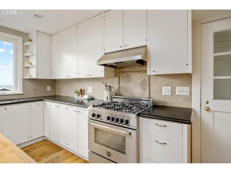 3833 SW Greenleaf Drive Portland OR 97221