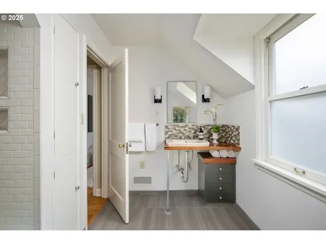 3833 SW Greenleaf Drive Portland OR 97221