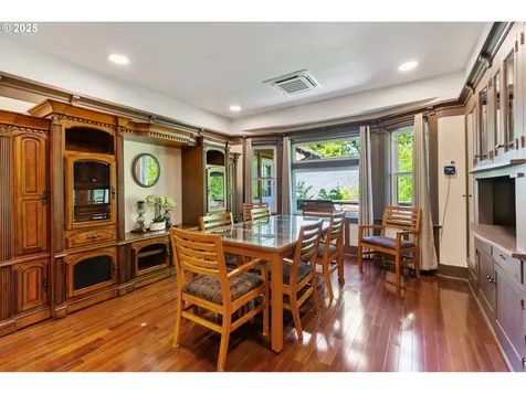 6541 E Burnside Street Portland OR 97215