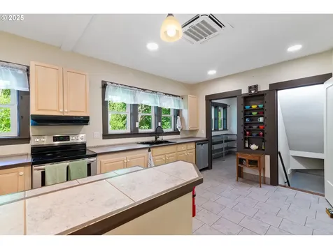 6541 E Burnside Street Portland OR 97215