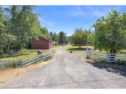 3301 Colonial Road Roseburg OR 97471