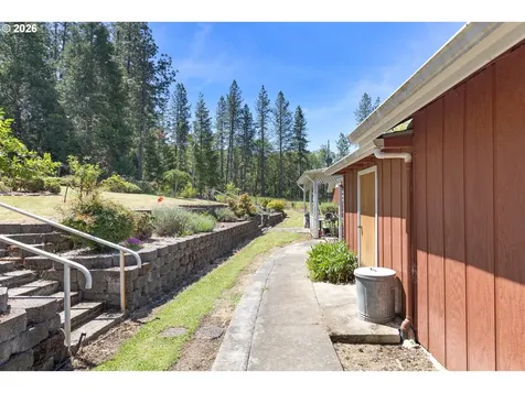 3301 Colonial Road Roseburg OR 97471