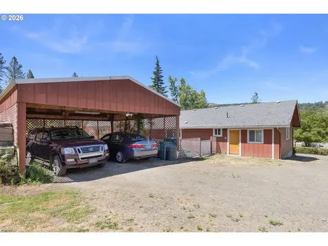 3301 Colonial Road Roseburg OR 97471