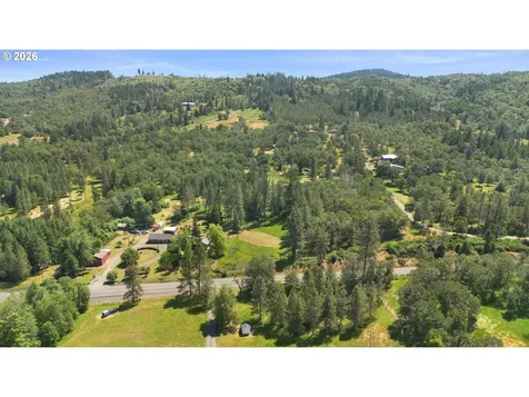 3301 Colonial Road Roseburg OR 97471