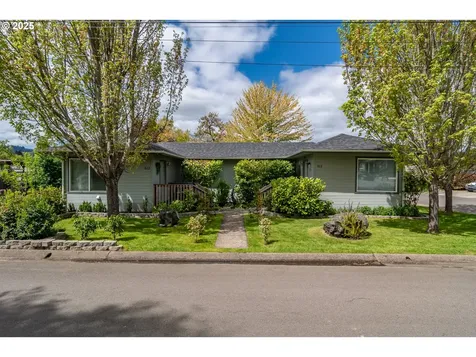 512 W Center Street Roseburg OR 97471