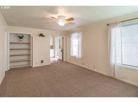 512 W Center Street Roseburg OR 97471