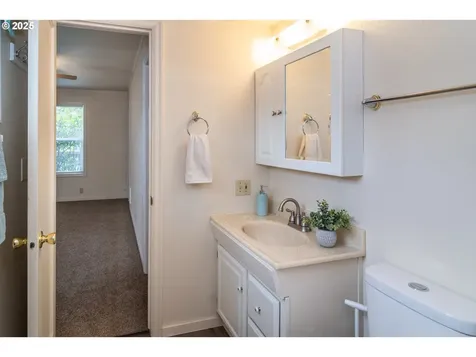 512 W Center Street Roseburg OR 97471