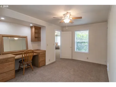 512 W Center Street Roseburg OR 97471