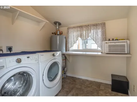 512 W Center Street Roseburg OR 97471