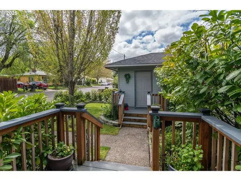 512 W Center Street Roseburg OR 97471