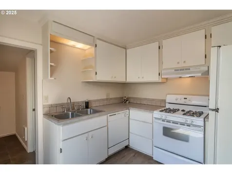 512 W Center Street Roseburg OR 97471