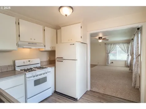 512 W Center Street Roseburg OR 97471