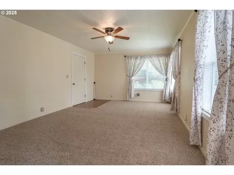 512 W Center Street Roseburg OR 97471