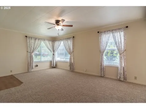 512 W Center Street Roseburg OR 97471