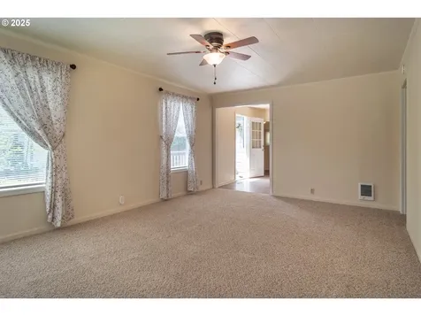 512 W Center Street Roseburg OR 97471