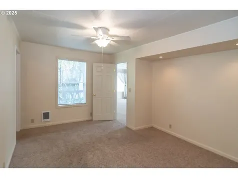 512 W Center Street Roseburg OR 97471