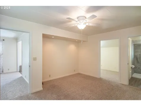 512 W Center Street Roseburg OR 97471