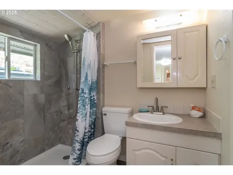 512 W Center Street Roseburg OR 97471