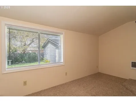 512 W Center Street Roseburg OR 97471