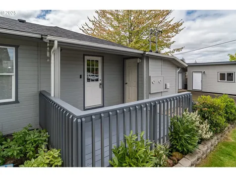 512 W Center Street Roseburg OR 97471