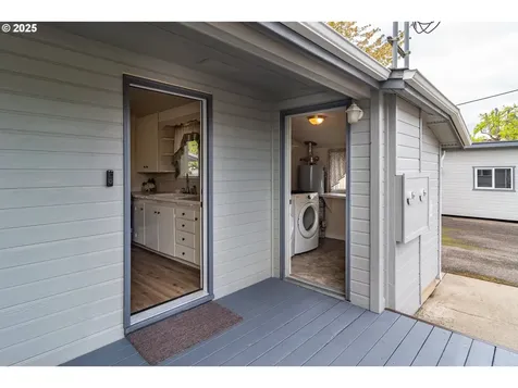 512 W Center Street Roseburg OR 97471
