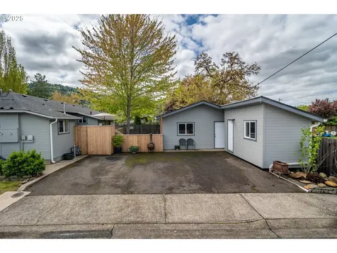 512 W Center Street Roseburg OR 97471