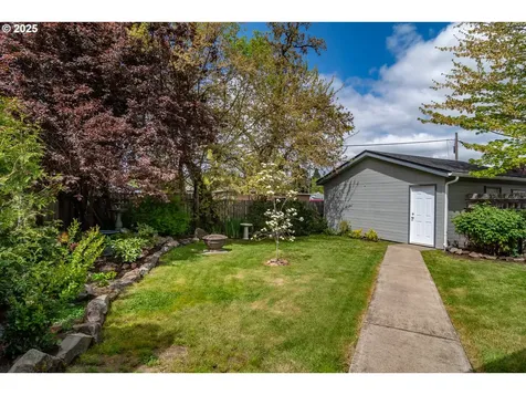512 W Center Street Roseburg OR 97471
