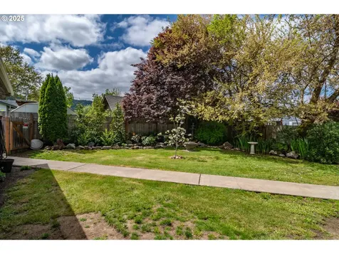 512 W Center Street Roseburg OR 97471