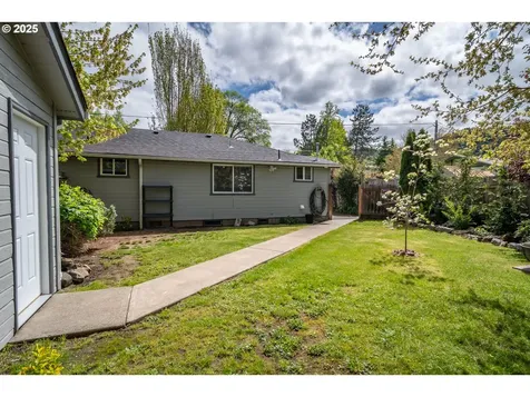 512 W Center Street Roseburg OR 97471
